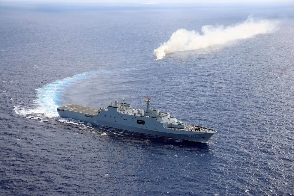 Type 071 có khả năng chở 500-800 binh sĩ, 15-20 xe tăng - thiết giáp (kể cả loại Type 99), 4 tàu đổ bộ đệm khí Type 726 và 2 tàu đổ bộ nhỏ khác. Nguồn ảnh: Sina