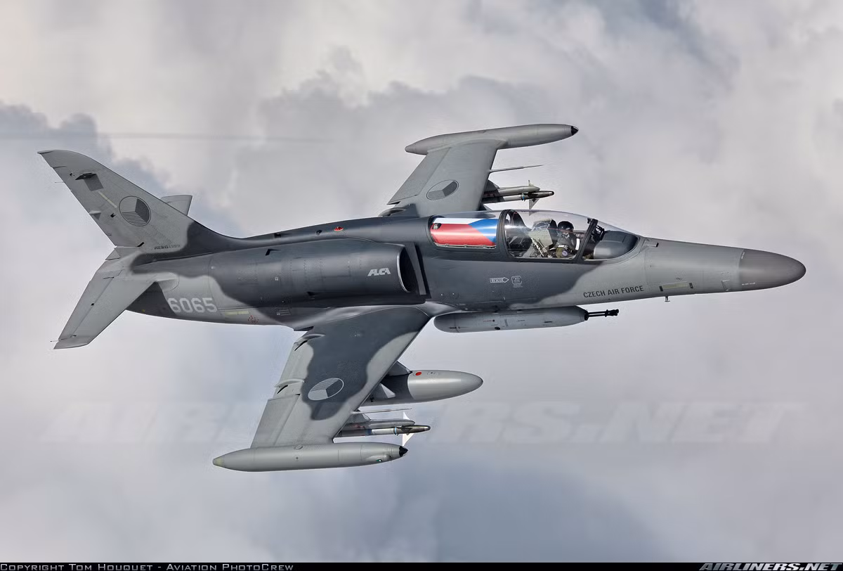 Tải trọng vũ khí vừa phải, ở mức 2,34 tấn với 7 điểm treo trên cánh cho phép mang các loại vũ khí do châu Âu và Mỹ sản xuất. Ví dụ như, trong vai trò không đối không, L-159 mang được tên lửa AIM-9, IRIS-T hoặc AIM-132. Tuy nhiên, với tốc độ leo cao chỉ 62m/s, tốc độ bay cận âm, L-159 không thực sự dành cho các cuộc không chiến với máy bay phản lực thế hệ 4. Ngay cả với MiG-21, L-159 chắc cũng phải khá chất vật dù có radar tốt hơn. Nguồn ảnh: Airlines.net