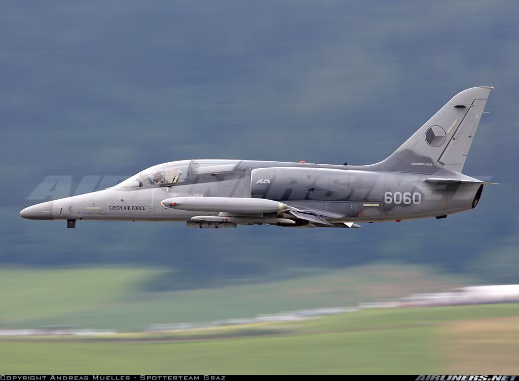 L-159 có chiều dài 12,72m, sải cánh 9,54m, cao 4,87m, trọng lượng cất cánh tối đa 8 tấn. So với dòng L-39, L-159 được chế tạo với vật liệu có độ cứng cao ở khung thân, gia cố buồng lái với giáp gốm và vật liệu composite, mở rộng hơn phần mũi để chứa radar. Nguồn ảnh: Airlines.net