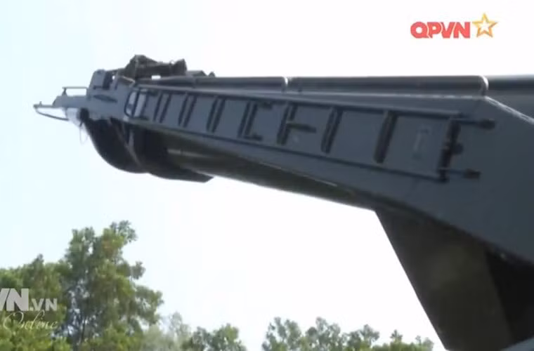 Theo tài liệu “Scud Ballistic Miss and Launch System 1955-2005” (công ty xuất bản sách Osprey Publishing có trụ sở tại Oxford, Anh), năm 1979 Liên Xô đã viện trợ cho Việt Nam 12 xe phóng cùng số lượng nhỏ tên lửa đạn đạo Scud biên chế đủ cho một lữ đoàn. Còn theo cơ sở dữ liệu của Viện Nghiên cứu Hòa bình và Quốc tế Stockhom (SIPRI), năm 1981 Việt Nam nhận được 4 bệ phóng di động cùng 25 quả đạn Scud. Nguồn ảnh: Kênh QPVN