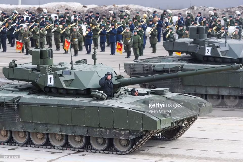 Bên cạnh đó, như các lần trước, duyệt binh 9/5 năm nay vẫn sẽ có sự xuất hiện của các phương tiện quân sự hạng nặng tương tự. Ví dụ như trong ảnh là xe tăng chiến đấu chủ lực T-14 Armata. Nguồn ảnh: Valery Sharifulin