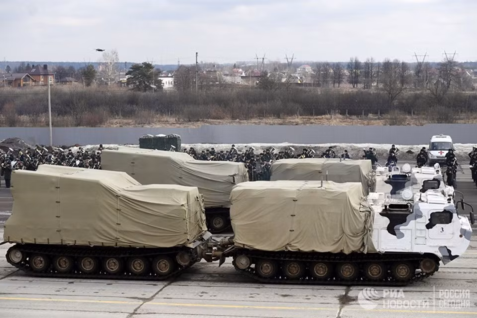 Đặc biệt nhất, trong cuộc duyệt binh còn xuất hiện một loại vũ khí rất mới, bí ẩn được che bằng lớp vải ngụy trang. Một số nguồn tin dự đoán, đó là phiên bản Panstir-SA thuộc dòng tổ hợp phòng không Pantsir nổi tiếng. Pantsir-SA được bố trí trên khung gầm xe thiết giáp bánh xích DT-30A được thiết kế để hoạt động tác chiến ở Bắc Cực. Nguồn ảnh: RIA