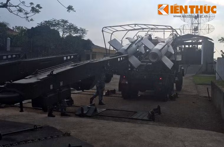 Trong cuộc kháng chiến chống Mỹ cứu nước, Sư đoàn đã tham gia chiến đấu trên 1.200 trận, bắn rơi 464 máy bay Mỹ (bao gồm 18 kiểu loại), trong đó có 12 máy bay B-52, có nhiều trận đánh xuất sắc, đạt hiệu xuất chiến đấu cao, bẻ gãy các đợt tập kích quy mô lớn của địch. Với những thành tích tiêu biểu và chiến thắng vẻ vang trong chiến đấu, xây dựng, Sư đoàn Phòng không 365 và 15 tập thể, 5 cá nhân thuộc Sư đoàn vinh dự được Đảng, Nhà nước tuyên dương danh hiệu “Anh hùng Lực lượng vũ trang nhân dân” và tặng thưởng nhiều Huân, Huy chương các loại.