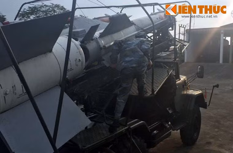 Sư đoàn đã tổ chức huấn luyện từ đơn giản đến phức tạp, từ phân đoạn đến tập tổng hợp, với nhiều tình huống đánh địch trên không, từ mục tiêu đơn lẻ, bổ nhào, trinh sát... đến mục tiêu tốp lớn, xâm nhập vùng trời Tổ quốc từ nhiều hướng, nhiều mũi, có sự yểm trợ của hải quân và các loại tên lửa hành trình.