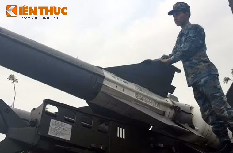 Loại khí tài hiện đại mà Sư đoàn phòng không 365 đang vận hành là tổ hợp tên lửa phòng không S-125-2TM – “nỏ liên châu” của Quân đội Nhân dân Việt Nam. S-125-2TM được thiết kế để chống lại các cuộc tập kích đường không bằng vũ khí công nghệ cao trong môi trường gây nhiễu điện tử mạnh. Hệ thống cho phép tiêu diệt các mục tiêu ở độ cao thấp, các mục tiêu có diện tích phản xạ sóng radar (RCS) nhỏ.