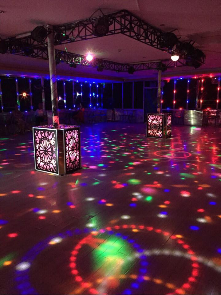 Một sàn khiêu vũ ở Hà thành. Một sàn khiêu vũ ở Hà thành.