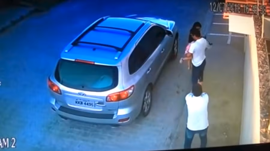 Hung thủ bắn liên tiếp 5 phát đạn vào đầu vị luật sư khiến nạn nhân chết ngay tại chỗ. Ảnh: RT