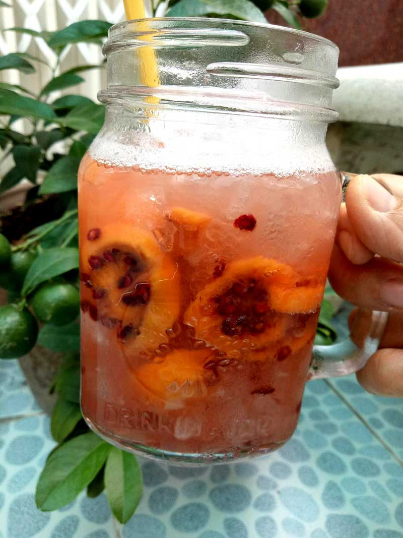 Nắng nóng thì có thể gọt vỏ cắt lát rồi dầm với đá và đường làm món giải nhiệt