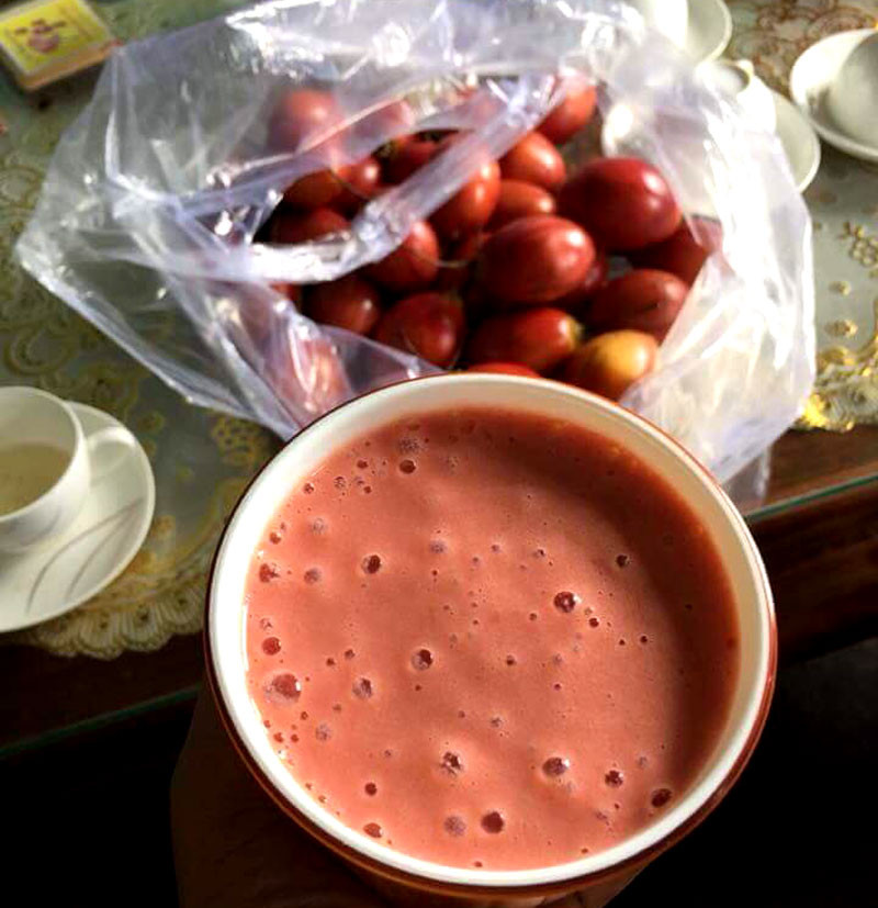 Hoặc một số người mua về xay cà chua với sữa làm sinh tố