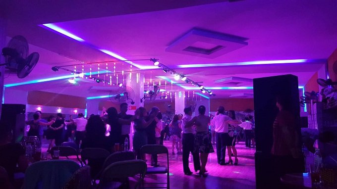 Bước vào sàn nhảy, người ta thường rũ bỏ những phiền muộn cuộc sống, để cảm xúc được thăng hoa. Bước vào sàn nhảy, người ta thường rũ bỏ những phiền muộn cuộc sống, để cảm xúc được thăng hoa.