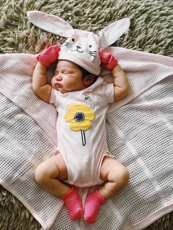 Ngoài ra, chân dài này còn thường xuyên khoe loạt khoảnh khắc đáng yêu của con gái. Gương mặt bầu bĩnh, làn da trắng, vẻ đẹp lai Tây của con gái Hà Anh khiến nhiều người phải xuýt xoa.