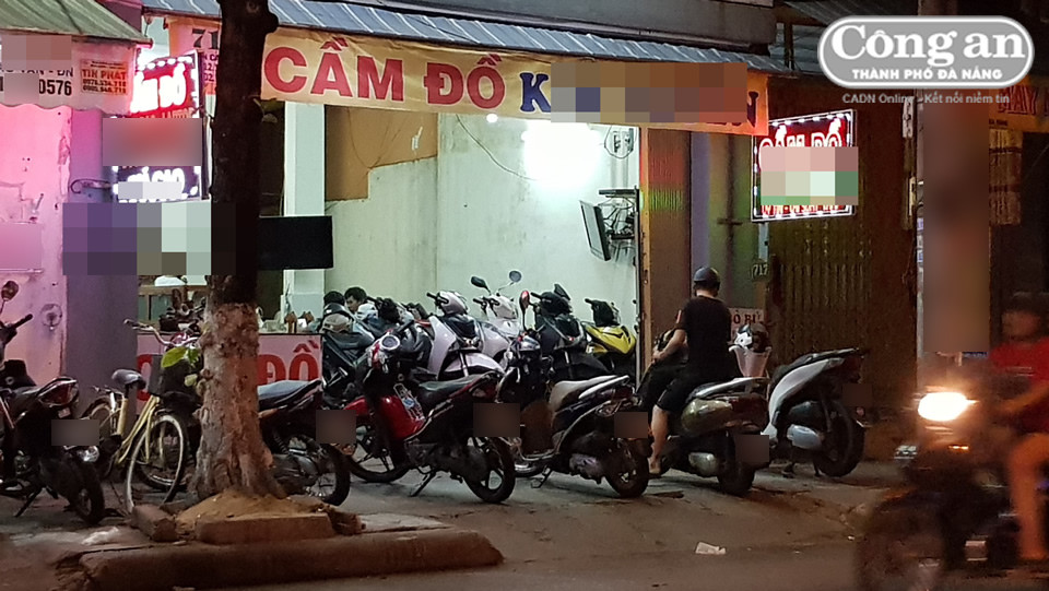 Xe máy nằm kín trong một tiệm cầm đồ trên đường Trần Cao Vân.