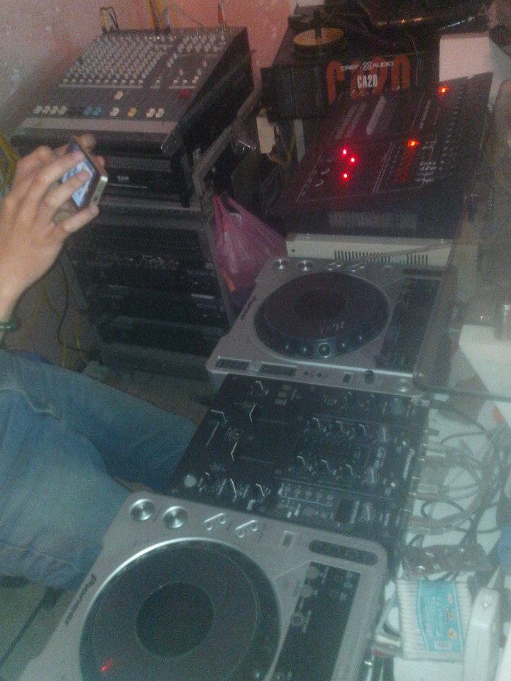 Khu vực chỉnh âm thanh của sàn khiêu vũ cổ điển. Khu vực chỉnh âm thanh của sàn khiêu vũ cổ điển.