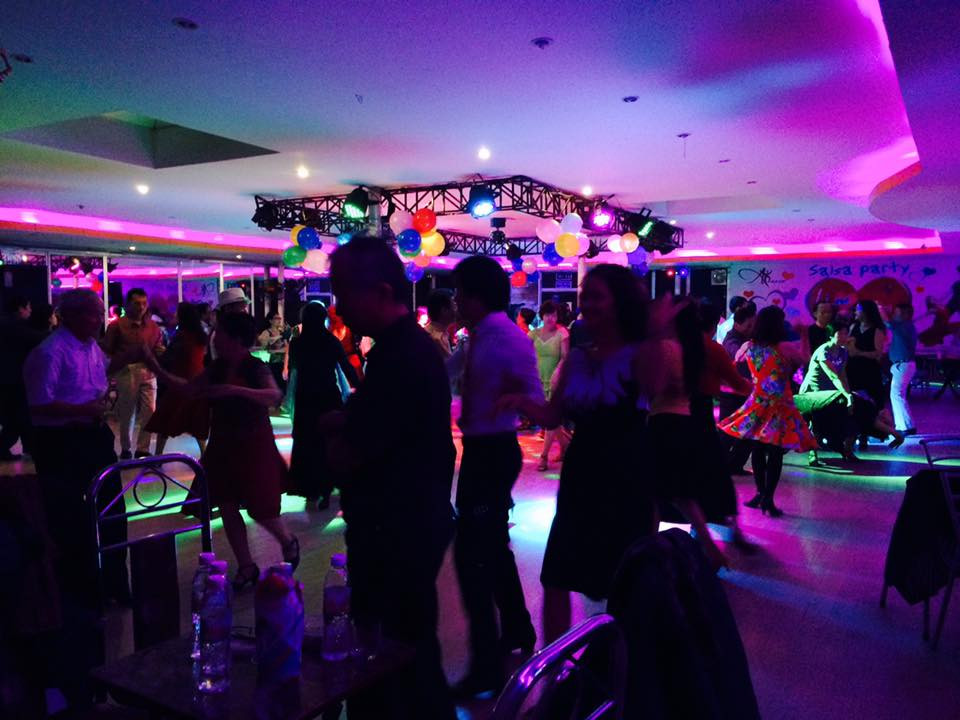 Ở sàn chị được trân trọng, nâng niu như một quý cô. Chị nhảy đẹp, đàn ông ai cũng muốn nhảy cùng chị. Ở sàn chị được trân trọng, nâng niu như một quý cô. Chị nhảy đẹp, đàn ông ai cũng muốn nhảy cùng chị.