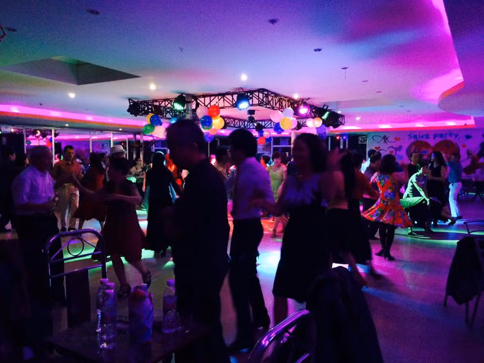 Ở sàn chị được trân trọng, nâng niu như một quý cô. Chị nhảy đẹp, đàn ông ai cũng muốn nhảy cùng chị. Ở sàn chị được trân trọng, nâng niu như một quý cô. Chị nhảy đẹp, đàn ông ai cũng muốn nhảy cùng chị.