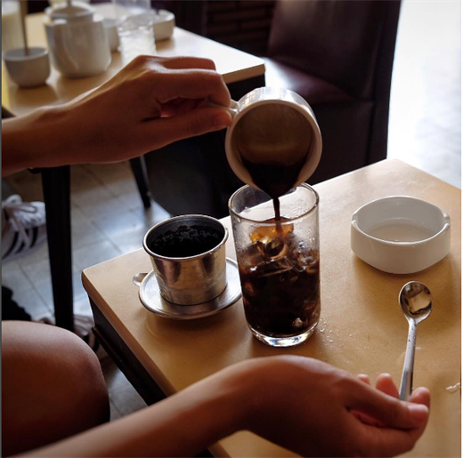 Buổi tối cũng là thời điểm bạn không nên uống cà phê bởi nó có thể khiến bạn mất ngủ hoặc ảnh hưởng lớn đến chất lượng giấc ngủ. Ảnh: suckhoegiadinh.