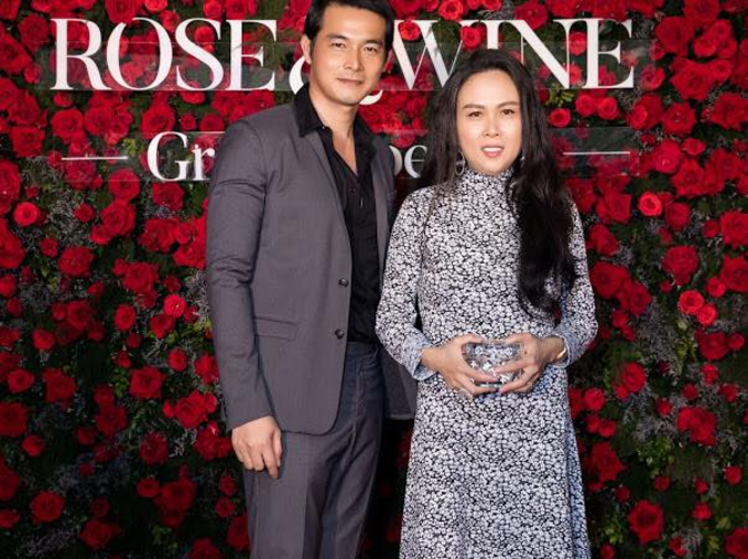 So với Lâm Vĩnh Hải và Linh Chi, cặp đôi “chị - em” Quách Ngọc Ngoan sở hữu gu thời trang “kém sang” hơn. Ảnh: vnecdn.