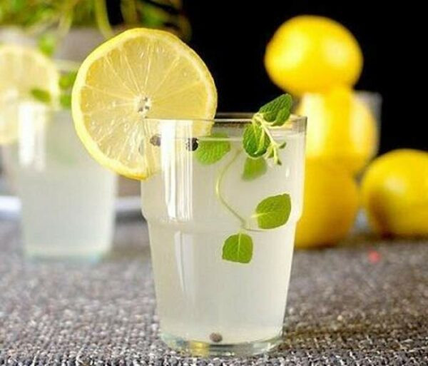 Vitamin C có trong chanh là chất giúp chuyển hóa các chất độc hại thành dạng dễ tan trong nước và dễ dàng đào thải ra ngoài. Ảnh: secureservercdn.