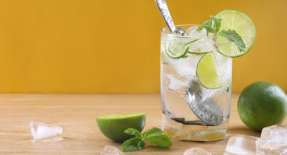 Do đó, uống nước chanh sẽ giúp kích thích chức năng gan. Ảnh: pixabay.