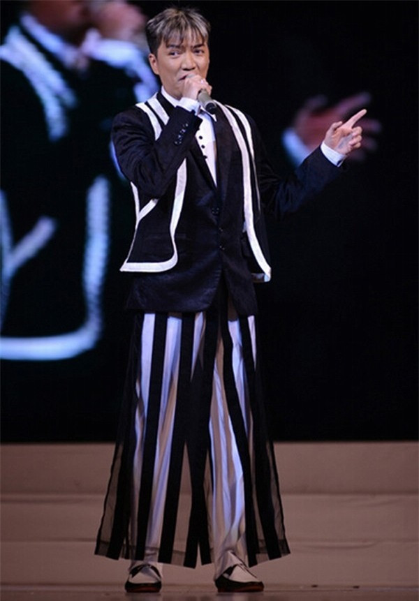 Đàm Vĩnh Hưng cũng gây khó hiểu cho khán giả với cách kết hợp trang phục như thế này. Ảnh: tintuconline.