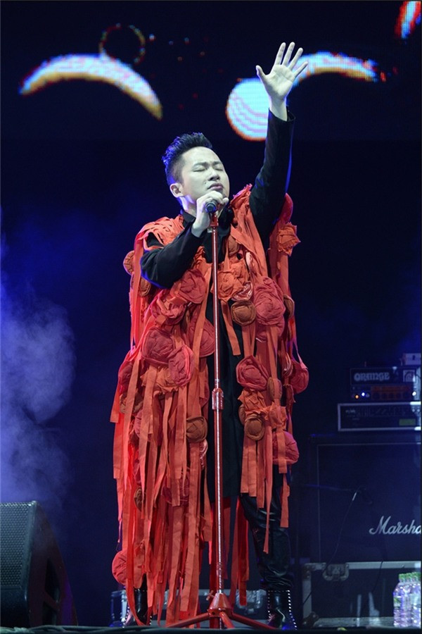 Có lẽ Tùng Dương là một trong số ít ca sĩ có gu thời trang kỳ quái nhất showbiz Việt. Ảnh: tintuconline.