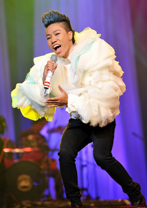 Nhìn Nguyễn Đình Thanh Tâm trông như một chú ngỗng với cái mào màu xanh vậy. Ảnh: zing.