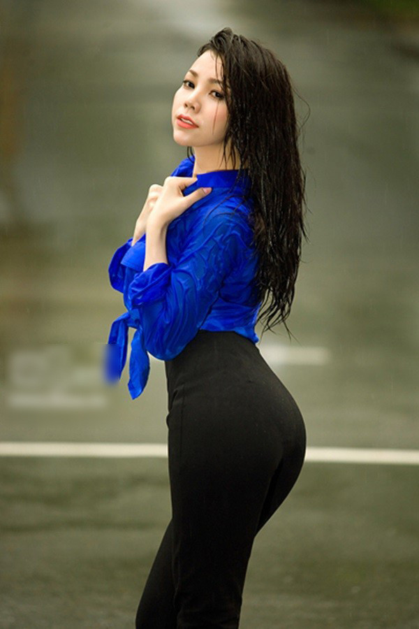 Mặc quần màu đen nhưng không vì thế mà vòng 3 của Trà Ngọc Hằng trông bị nhỏ đi chút nào. Ảnh: afamilycdn.