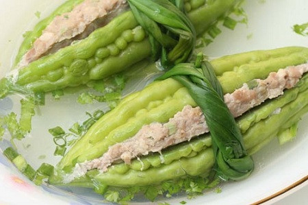 Để nấu canh khổ qua ăn Tết, bạn cần chuẩn bị những nguyên liệu sau: 05kg khổ qua, 250g thịt thăn, 25g nấm mèo, 25g miến, 1 quả trứng vịt, 50g nấm rơm, 2-3 củ hành tím, 1 củ tỏi, ½ muỗng hạt tiêu và 50g hành lá. Ảnh: edupapers.