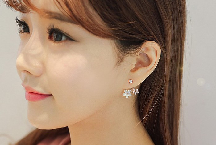 Mẫu khuyên tai hoa nhỏ xinh xắn cho cô nàng thêm phần dễ thương, đáng yêu. Ảnh: motnoi.