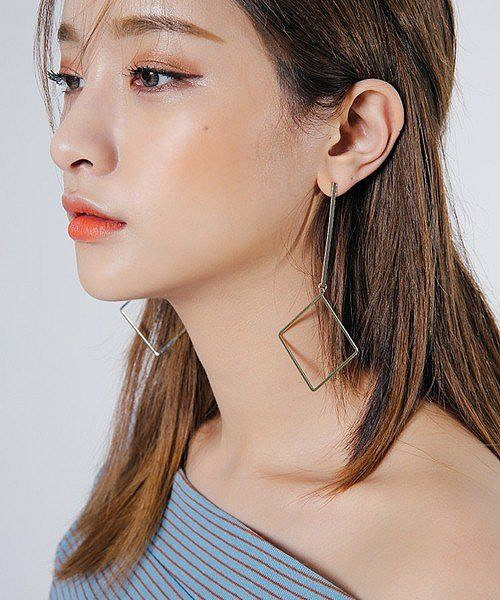 Mẫu khuyên tai hình học cũng là phụ kiện được rất nhiều cô gái yêu thích. Ảnh: giaoducthoidai.