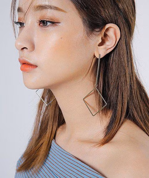 Mẫu khuyên tai hình học cũng là phụ kiện được rất nhiều cô gái yêu thích. Ảnh: giaoducthoidai.