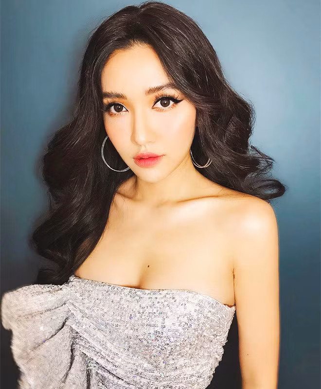 Khuyên tai tròn to chính là kiểu khuyên hứa hẹn sẽ tạo bão cả mùa đông/xuân năm nay. Ảnh: tin247.