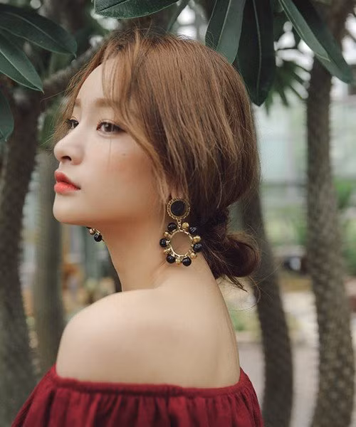 Khuyên tai to bản cũng là một trong lựa chọn bạn có thể tham khảo diện Tết này. Ảnh: mebubu.