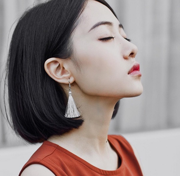 Mẫu khuyên tai dạng sợi dài phù hợp với những cô nàng yêu thích sự đơn giản. Ảnh: kenh14cdn.