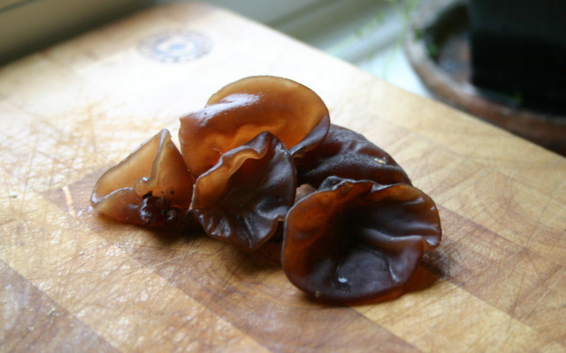 Nghiên cứu cho thấy mộc nhĩ giúp bảo vệ gan khỏi bị tổn thương khi sử dụng acetaminophen - hóa chất điều trị sốt và đau. Ảnh: mediacdn.