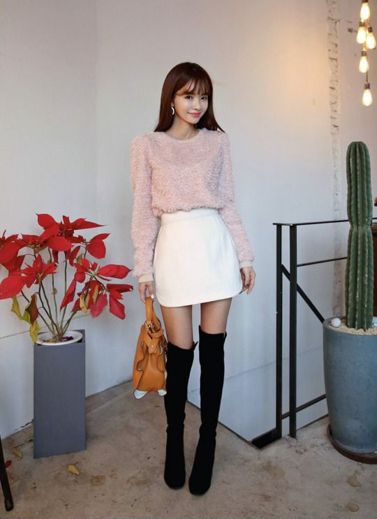 Kết hợp boot đùi với chân váy ngắn cũng rất xinh. Ảnh: yes24.