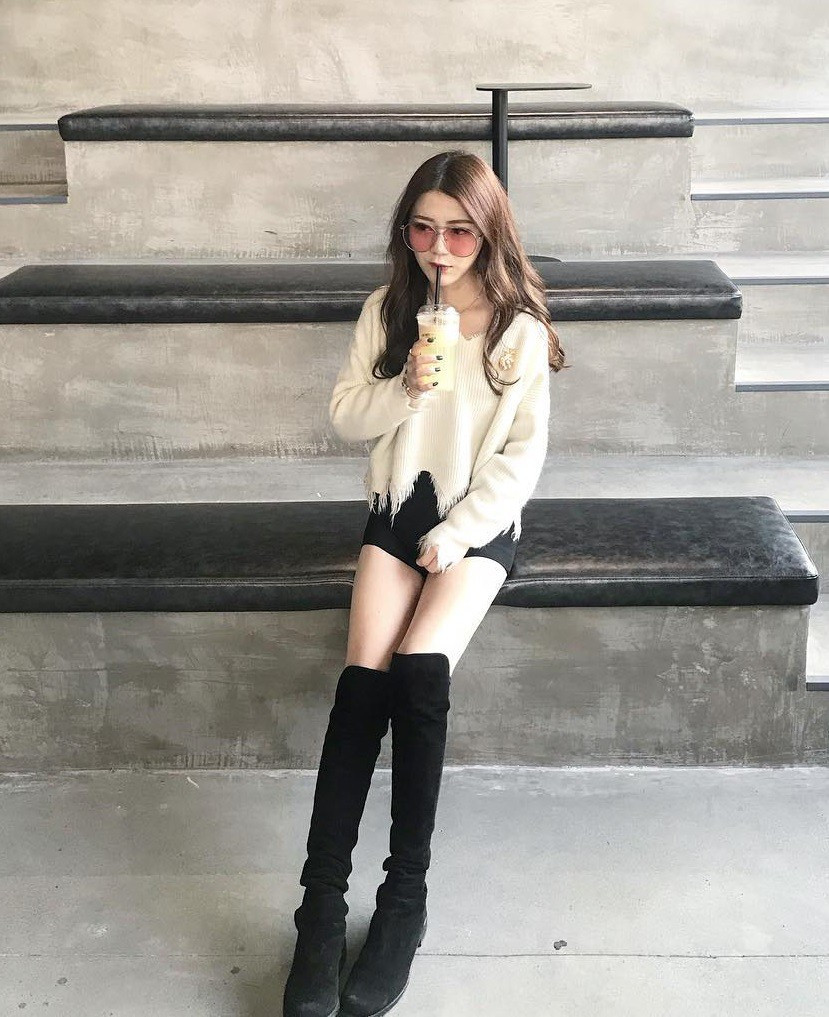 Đồng thời, những đôi boot đùi cũng khiến đôi chân của bạn dài “miên man”. Ảnh: thoitrangneva.