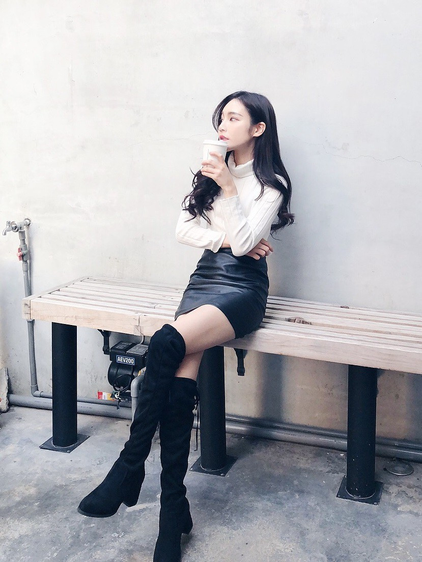 Những đôi boot cao tới đùi luôn khiến các bạn gái trông sành điệu hơn hẳn. Ảnh: congaichungminh.