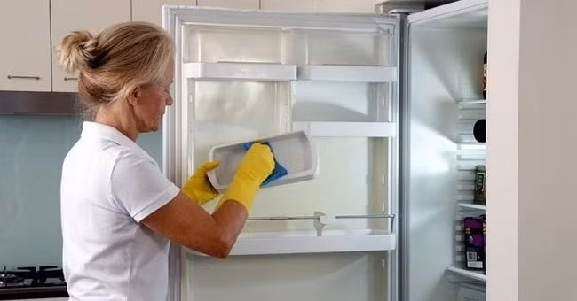 Sau kỳ nghỉ Tết dài, bạn hãy bắt đầu dọn dẹp lại nhà cửa cho sạch sẽ, gọn gàng bằng việc vệ sinh tủ lạnh của gia đình. Ảnh: quantrimang.