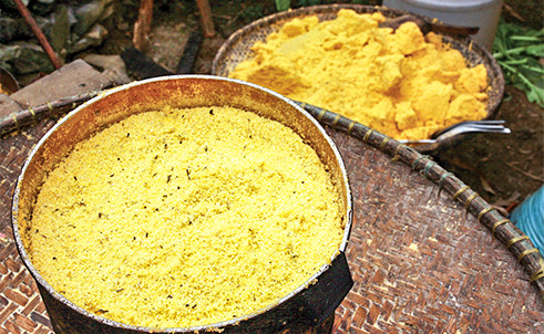 Bánh ngô có hình tròn như chiếc bánh rán, đực chiên vàng ruộm và có vị ngọt, ăn rất ngon. Ảnh: daidoanket.