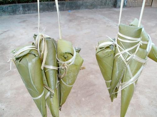 Bánh cooc mò là loại bánh truyền thống của dân tộc Tày. Cooc mò nghe có vẻ lạ, nhưng theo tiếng Tày có nghĩa là sừng bò. Ảnh: dantocmiennui.