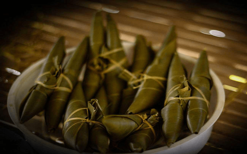 Những chiếc bánh cooc mò sau khi luộc có màu xanh nhạt, bóc lớp lá ra nhận thấy ngay vì thơm của nếp quyện với mùi lá vô cùng hấp dẫn. Ảnh: wanderlusttips.