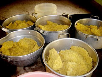 Ngô nếp được xay bằng cối đá, ngâm nước từ 20 ngày đến một tháng. Trong thời gian đó, cứ cách 2 – 3 ngày phải thay nước một lần cho ngô đỡ lên men chua. Ảnh: dantocmiennui.