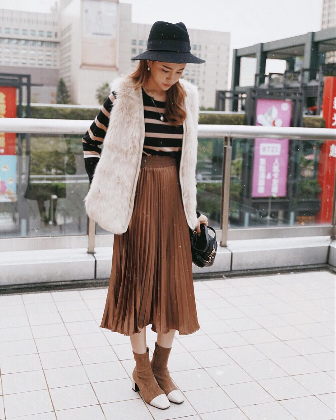 Những đôi boot cổ ngắn, gót thấp thế này rất lý tưởng cho những cô nàng không quen đi giày cao gót. Ảnh: neva