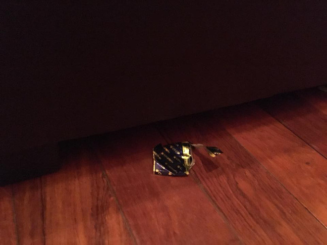 Chiếc bao cao su bị bỏ lại.