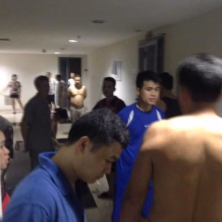 Người dân hoảng loạn bỏ chạy, nhiều người còn không kịp mặc quần áo.