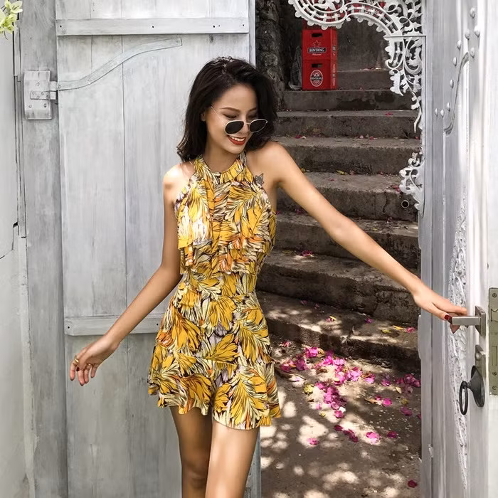 Đồ bơi dạng váy màu vàng. Đồ bơi dạng váy màu vàng được dự đoán là item “hot” nhất mùa hè năm nay. Bộ đồ này mang lại cho phái đẹp sự quyến rũ, trẻ trung. Đảm bảo diện đồ bơi trên bãi biển bạn sẽ trở thành tâm điểm chú ý.