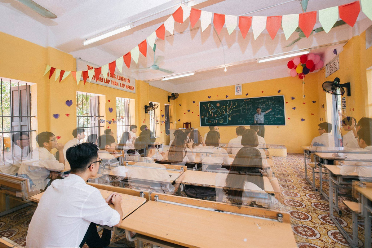 Đó có lẽ là tâm trạng của những học sinh từng thuộc lớp 12K (Hải Dương) khi thực hiện bộ kỷ yếu theo phong cách hoài niệm dưới đây. Bộ ảnh được chụp bởi nhiếp ảnh gia Khánh Duy. Dưới sự hồi tưởng của một nam sinh, năm tháng cùng nhau học tập trên ghế nhà trường bỗng như một cuốn phim quay chậm. Từng khung ảnh cứ thế hiện ra…