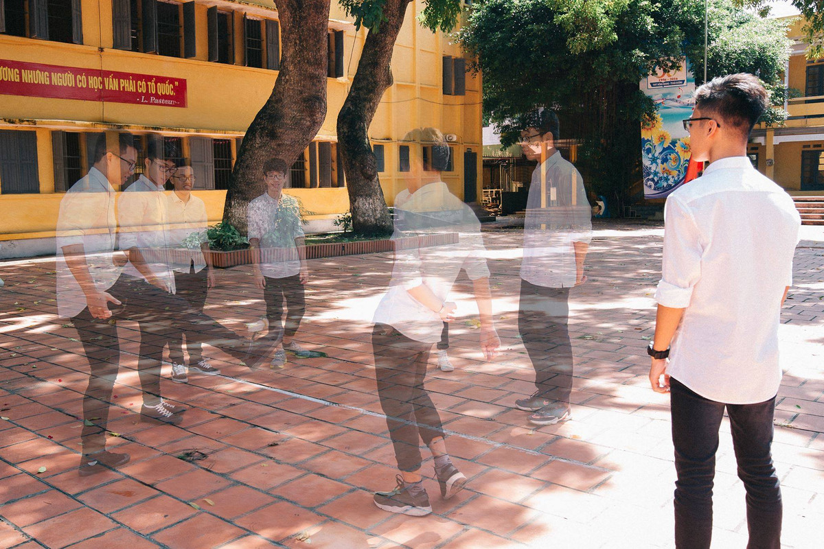 ”Tôi ước bây giờ được ngủ một giấc, mở mắt ra thấy mình vẫn ở lớp học ngày ấy. Nhìn xung quanh vẫn là các bạn, vẫn chỗ ngồi cũ, mọi người đều 17 tuổi…. Thấy mình vẫn nằm dài trên chiếc bàn gỗ, trước mặt là quyển sách giáo khoa, mở ra trang nào cũng không biết… Hóa ra thanh xuân là nuối tiếc” - dòng caption đầy cảm xúc đi kèm bộ ảnh này đã khiến cư dân mạng xúc động, tạo nên lượt share và thích cực ”khủng”. Có thể nói, mùa chia tay năm nay, sẽ là những tháng ngày rất khó khăn…. Góc sân đó, quả cầu đó, giờ ra chơi đó…