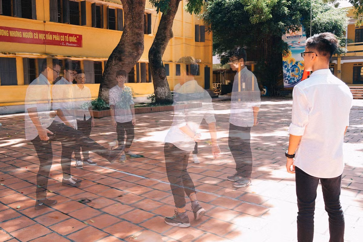 ”Tôi ước bây giờ được ngủ một giấc, mở mắt ra thấy mình vẫn ở lớp học ngày ấy. Nhìn xung quanh vẫn là các bạn, vẫn chỗ ngồi cũ, mọi người đều 17 tuổi…. Thấy mình vẫn nằm dài trên chiếc bàn gỗ, trước mặt là quyển sách giáo khoa, mở ra trang nào cũng không biết… Hóa ra thanh xuân là nuối tiếc” - dòng caption đầy cảm xúc đi kèm bộ ảnh này đã khiến cư dân mạng xúc động, tạo nên lượt share và thích cực ”khủng”. Có thể nói, mùa chia tay năm nay, sẽ là những tháng ngày rất khó khăn…. Góc sân đó, quả cầu đó, giờ ra chơi đó…